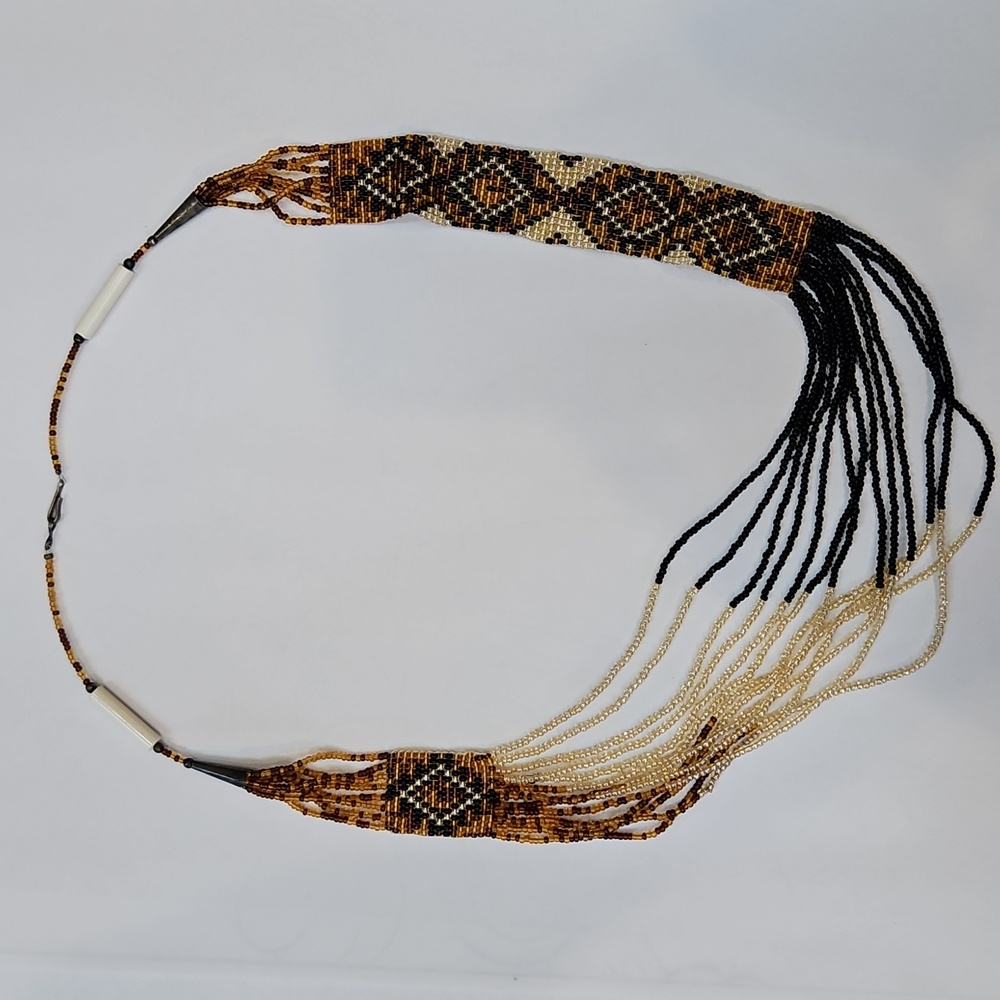 Elegant Beaded Necklace in Black and Cream